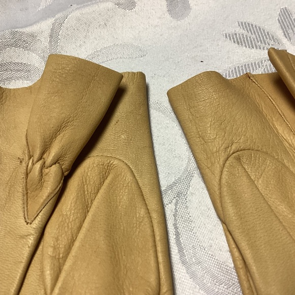 BUTTERSCOTCH COLOR TABLE CUT DEERSKIN GLOVES 6/1/2 - Picture 5 of 8